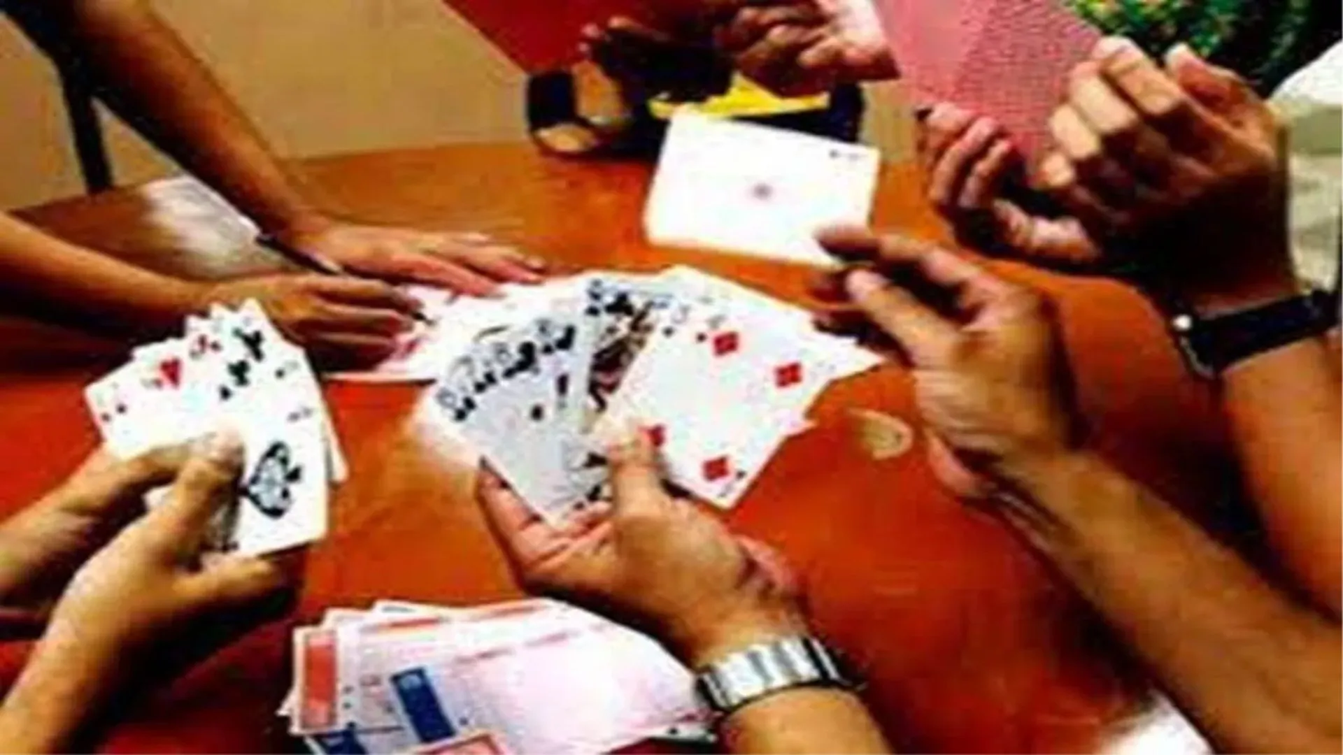 वाराणसी में जुआरियों के बीच विवाद:  बीच बचाव करने पहुंची पुलिस पर चले पत्थर, पांच गिरफ्तार 