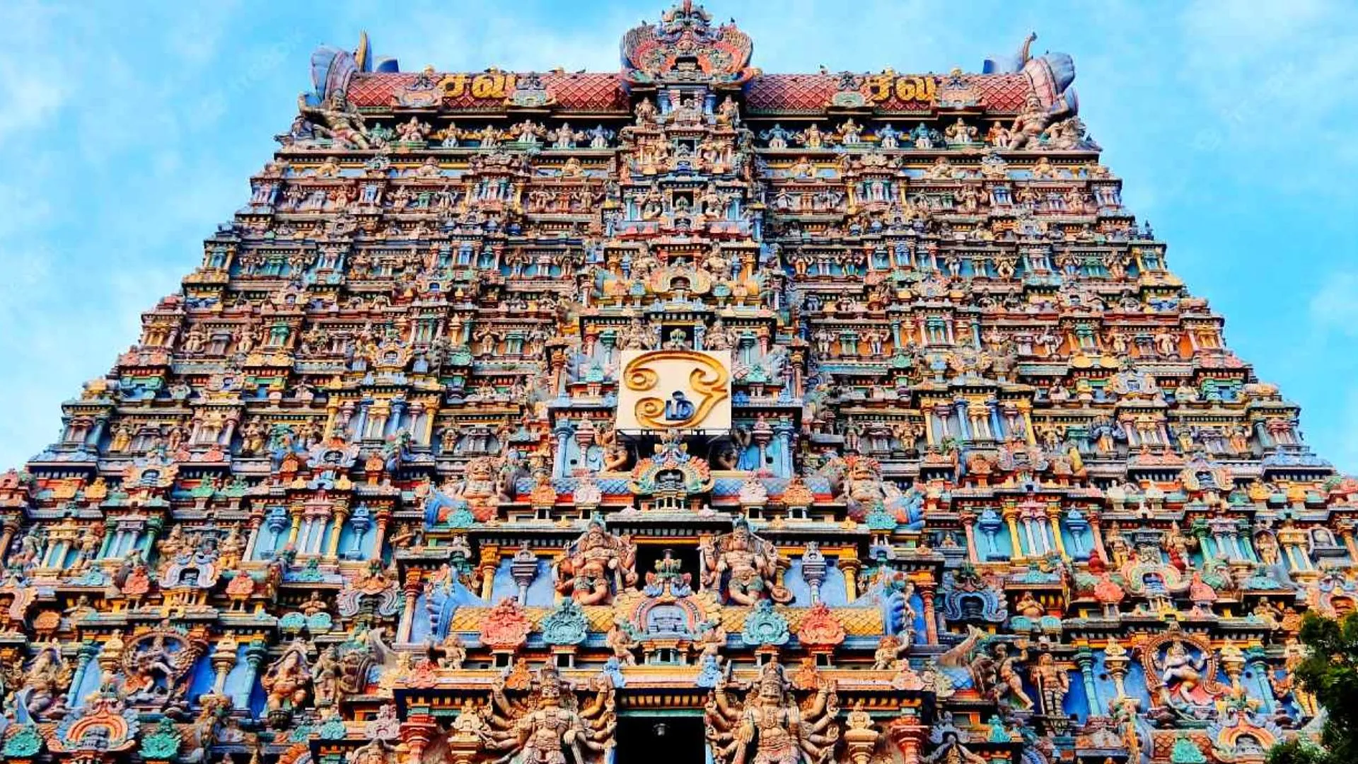 रायबरेली में लगा दक्षिण भारतीय थीम पर बना पंडाल, मीनाक्षी माता के अलौकिक दिव्य प्रतिमा को देखने उमड़ रहे श्रद्धाुल