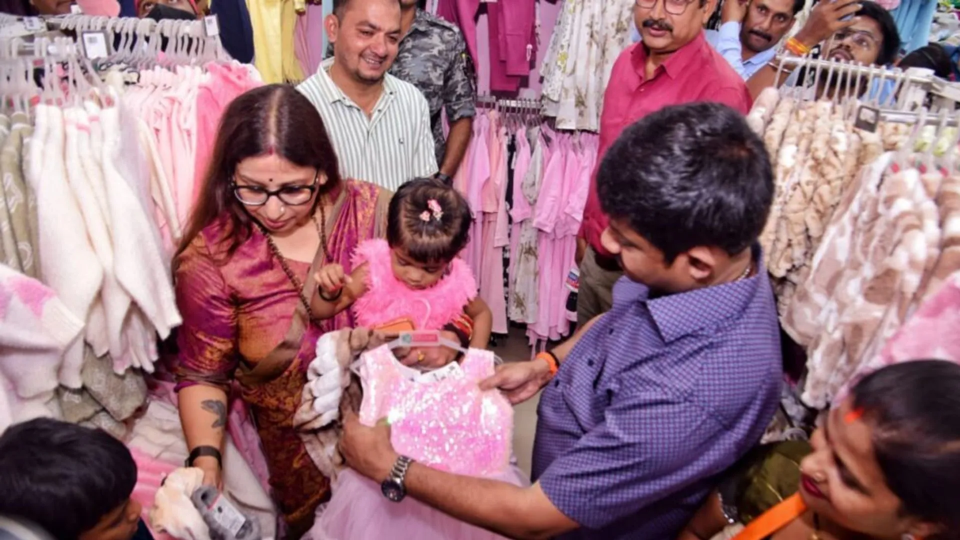 दिवाली पर मंत्री नंदी ने 1490 गरीब बच्चों से बाटीं खुशिया, सिटी कार्ट मॉल में कराई shopping