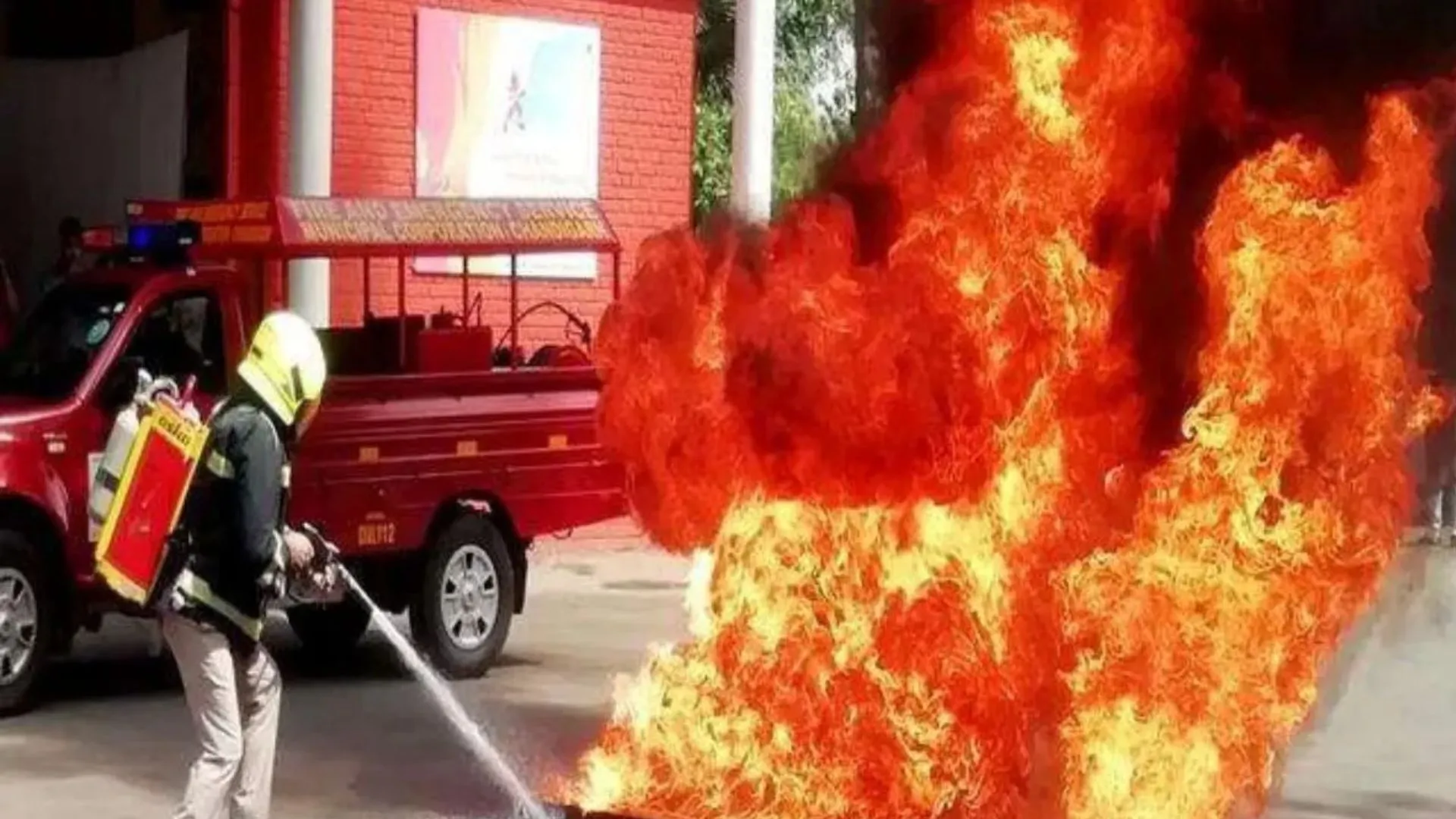 Varanasi: दिवाली पर पटाखों की चिंगारी से दो स्थानों पर लगी आग, घटनास्थल तक नहीं पहुंच सकीं दमकल गाड़ियां, कड़ी मशक्कत के बाद आग पर पाया काबू 