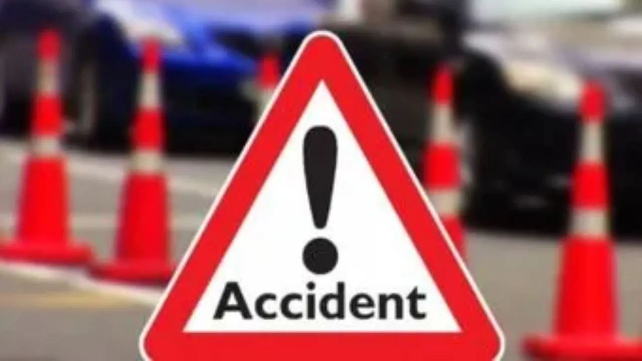  यूपी के Fatehpur में कार पर पलटा ट्रक दो की मौत ...  शवों को पोस्टमार्टम के लिए भेजा