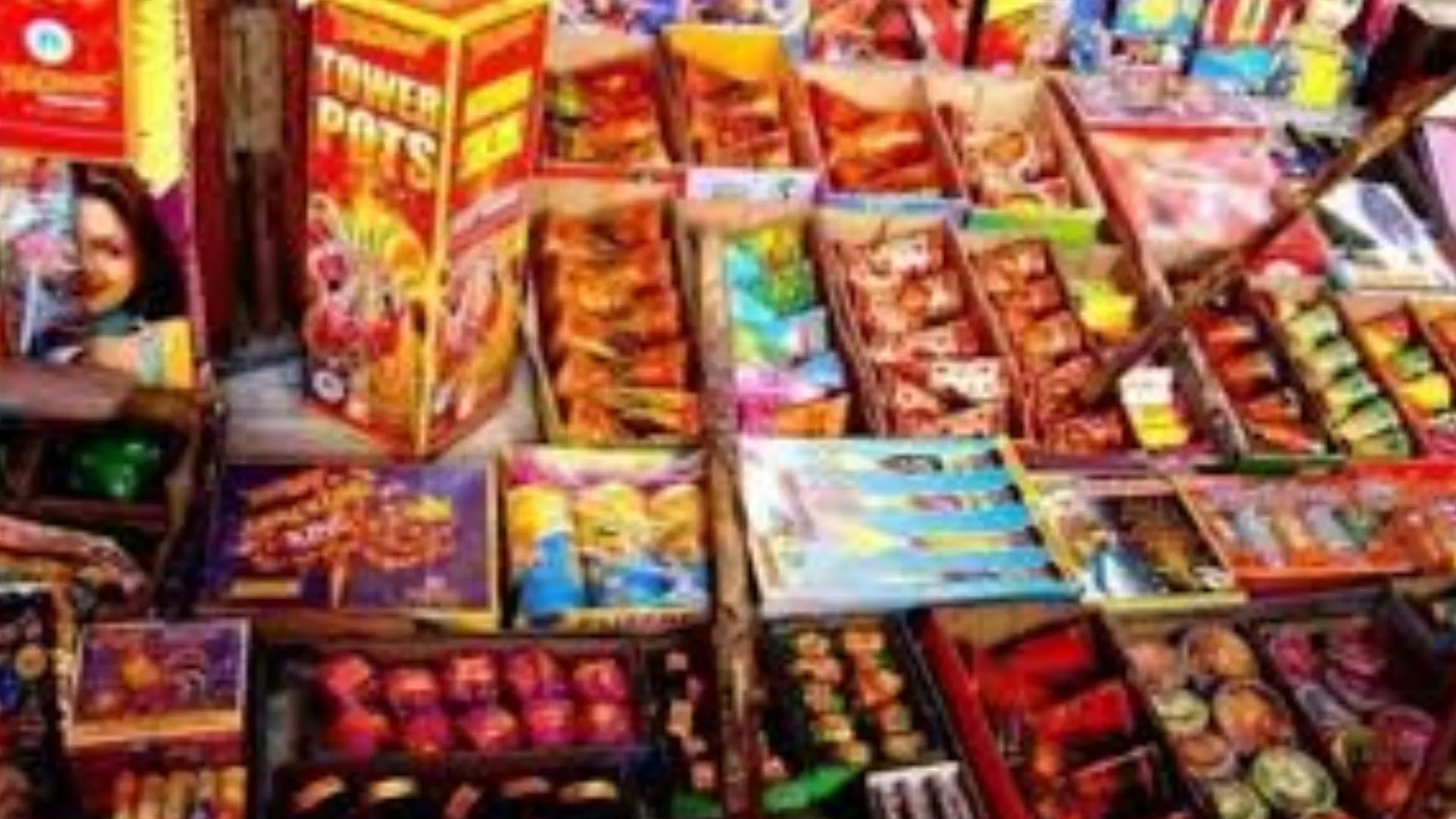 बांदा में अवैध पटाखा फैक्ट्री पकड़ी गई: खेत पर बने मकान में चल रहा था अवैध कारोबार,  2 गिरफ्तार 