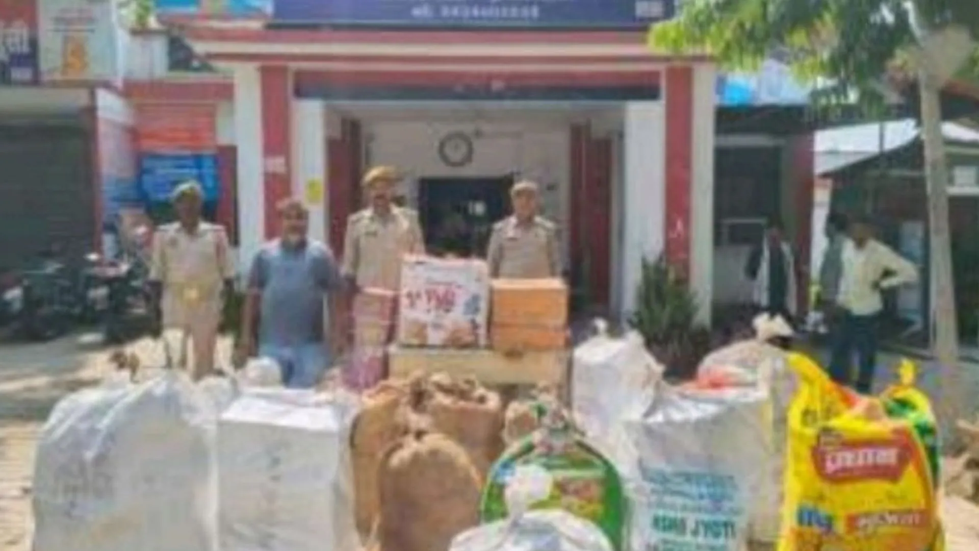 दिवाली से पहले प्रयागराज में बड़ी कार्रवाई : अवैध पटाखों के भंडारण में 3 लोग गिरफ्तार, छापेमारी जारी 