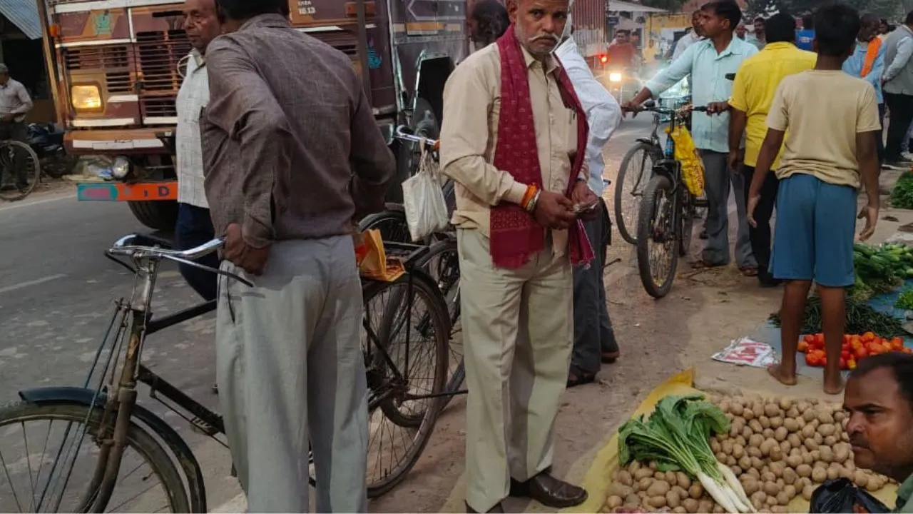  बाराबंकी में वीकली बाजार से लग रहा जाम...बढ़ा हादसों का खतरा, प्रशासन की अनदेखी से लोगों में नाराजगी
