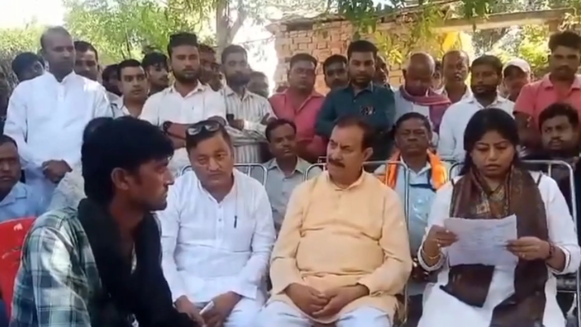  गोंडा में नाबालिग की हत्या का मामला:  समर्थकों संग सड़क पर बैठीं सपा नेत्री पल्लवी पटेल, पीड़ित परिवार को 1 करोड़ मुआवजा देने की मांग