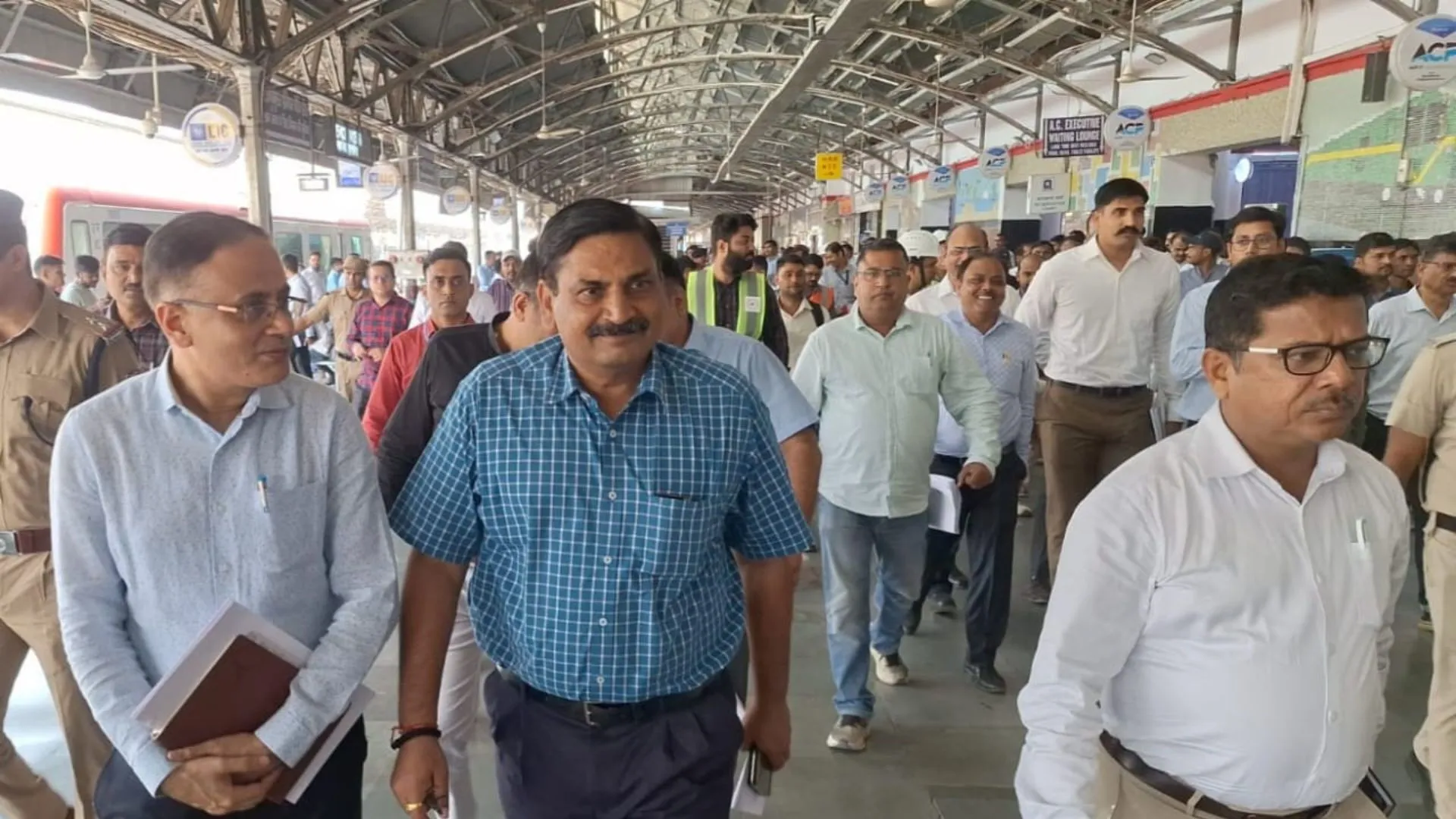 छठ पूजा पर यात्रियों के लिए सेंट्रल की व्यवस्था देखने पहुंचे रेलवे GM,सेंट्रल स्टेशन का निरीक्षण कर दिए उचित प्रबंधन के निर्देश 