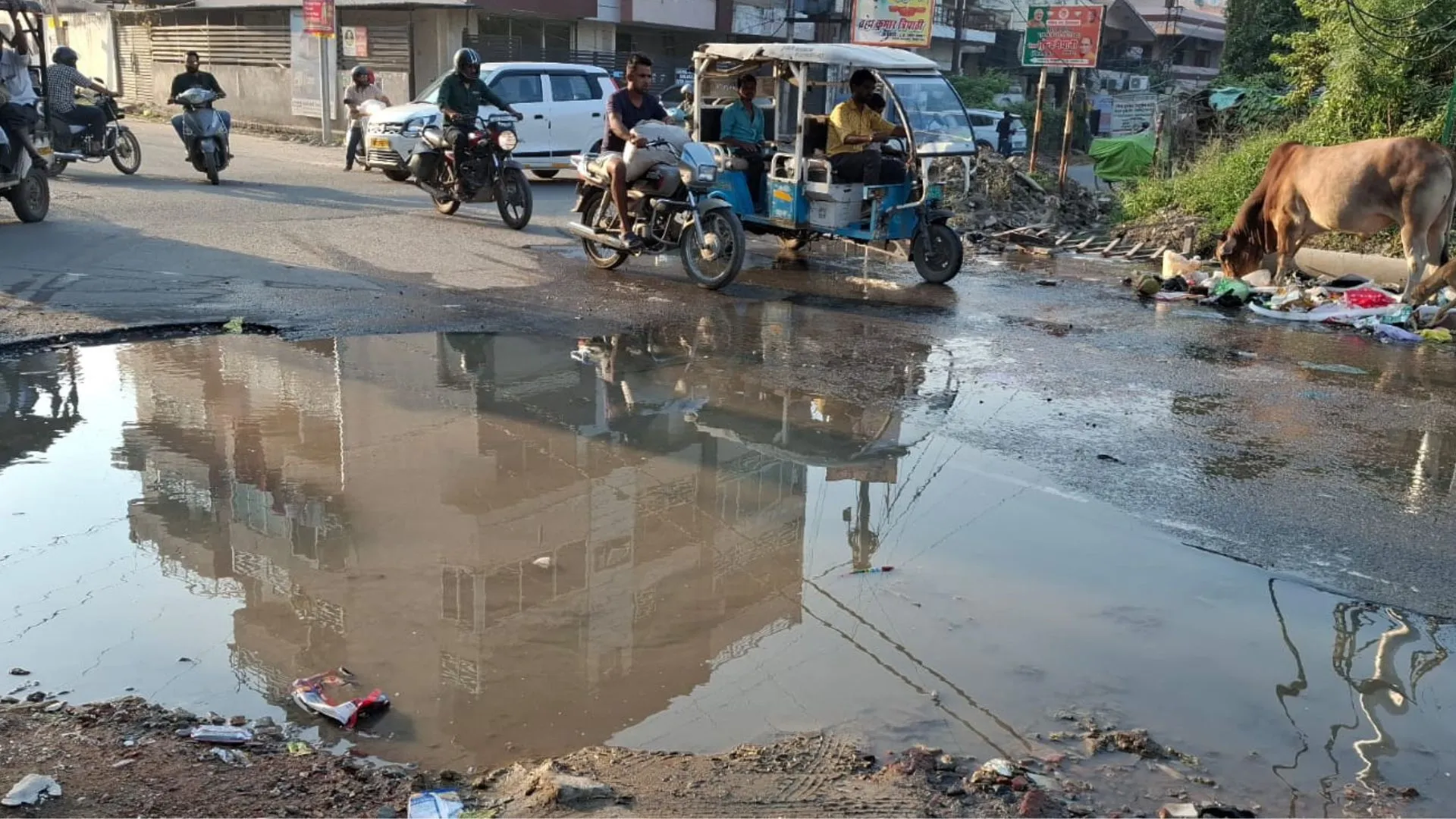  'कानपुर में गंदगी से लोगों का जीना मुहाल,  शिकायतों के बाद भी खत्म नहीं हो रही समस्या' मेन चौराहे को बनाया कूड़ाघर, सीवर ओवरफ्लोड
