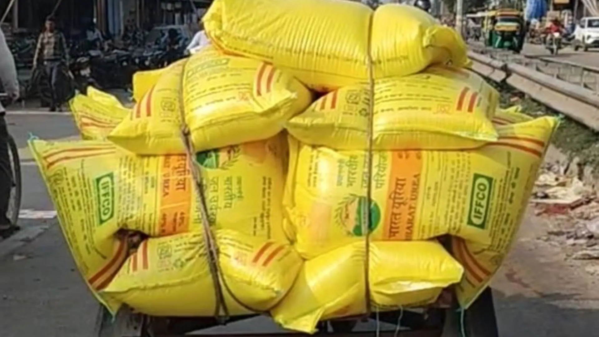  संतकबीरनगर में खाद वितरण में धांधली का मामला: नाराज किसानों ने लगाया जाम, वितरण में बताया भारी गड़बड़ी 