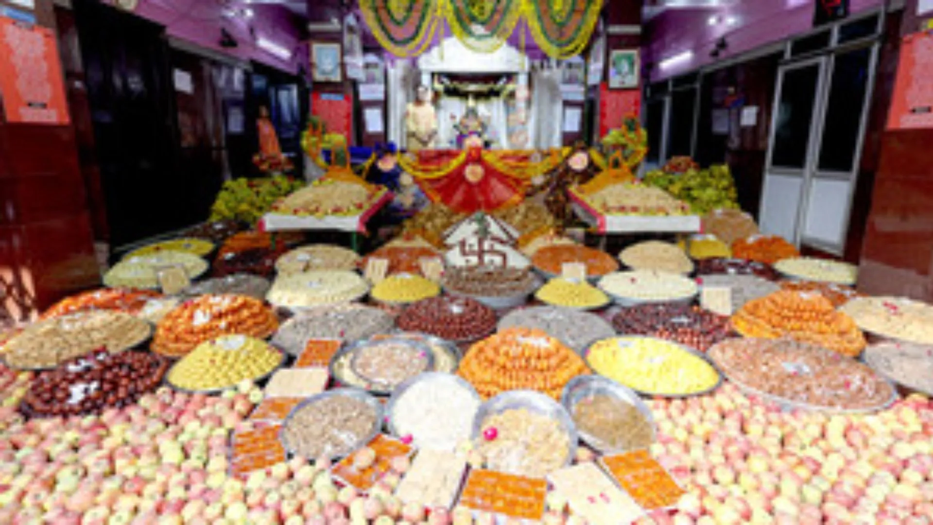 महोबा में श्री गोवर्धन नाथ मेला आज:  विधिवत पूजन-अनुष्ठान के साथ शुरूआत,  हाथी, घोड़ा और बैंड बाजों के साथ निकली शोभायात्रा