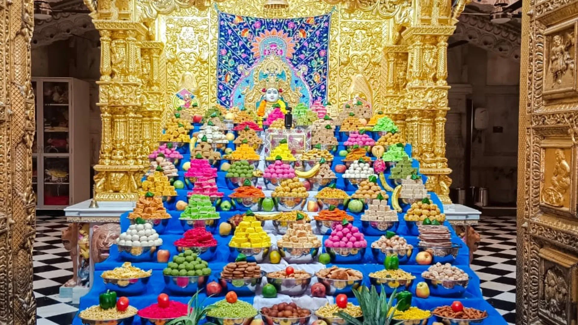 Govardhan Puja:  गोंडा में लगा भगवान घनश्याम को 56 भोग... स्वामी नारायण मंदिर में अन्नकूट भंडारे का आयोजन, भक्तों ने ग्रहण किया प्रसाद