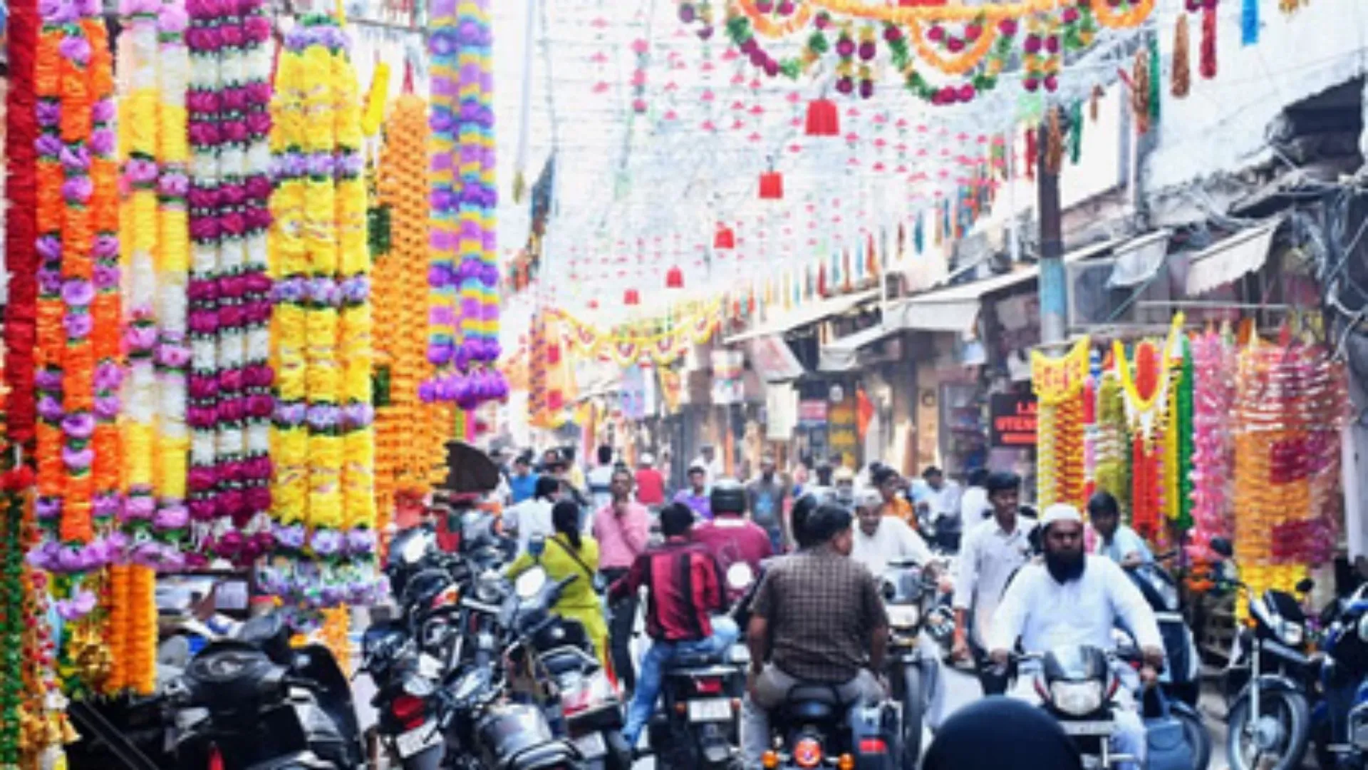 धनतेरस पर बाजारों में रौनक, कारोबार 150 करोड़ के पार... खूब बिके स्टील, तांबे व पीतल के बर्तन, कपड़ा व इलेक्ट्रॉनिक मार्केट में भी बूम-बूम