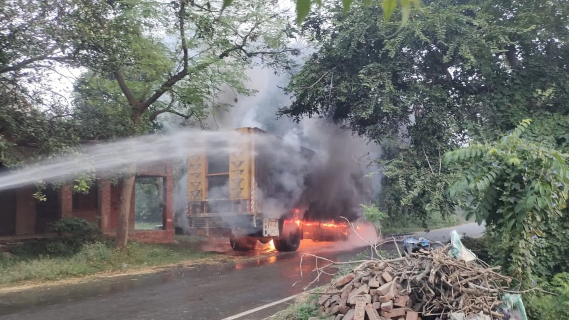बाराबंकी में BSNL हाई-स्पीड इंटरनेट का सामान जलकर हुआ खाक, खड़े ट्रक में गैस सिलेंडर फटने से अफरातफरी
