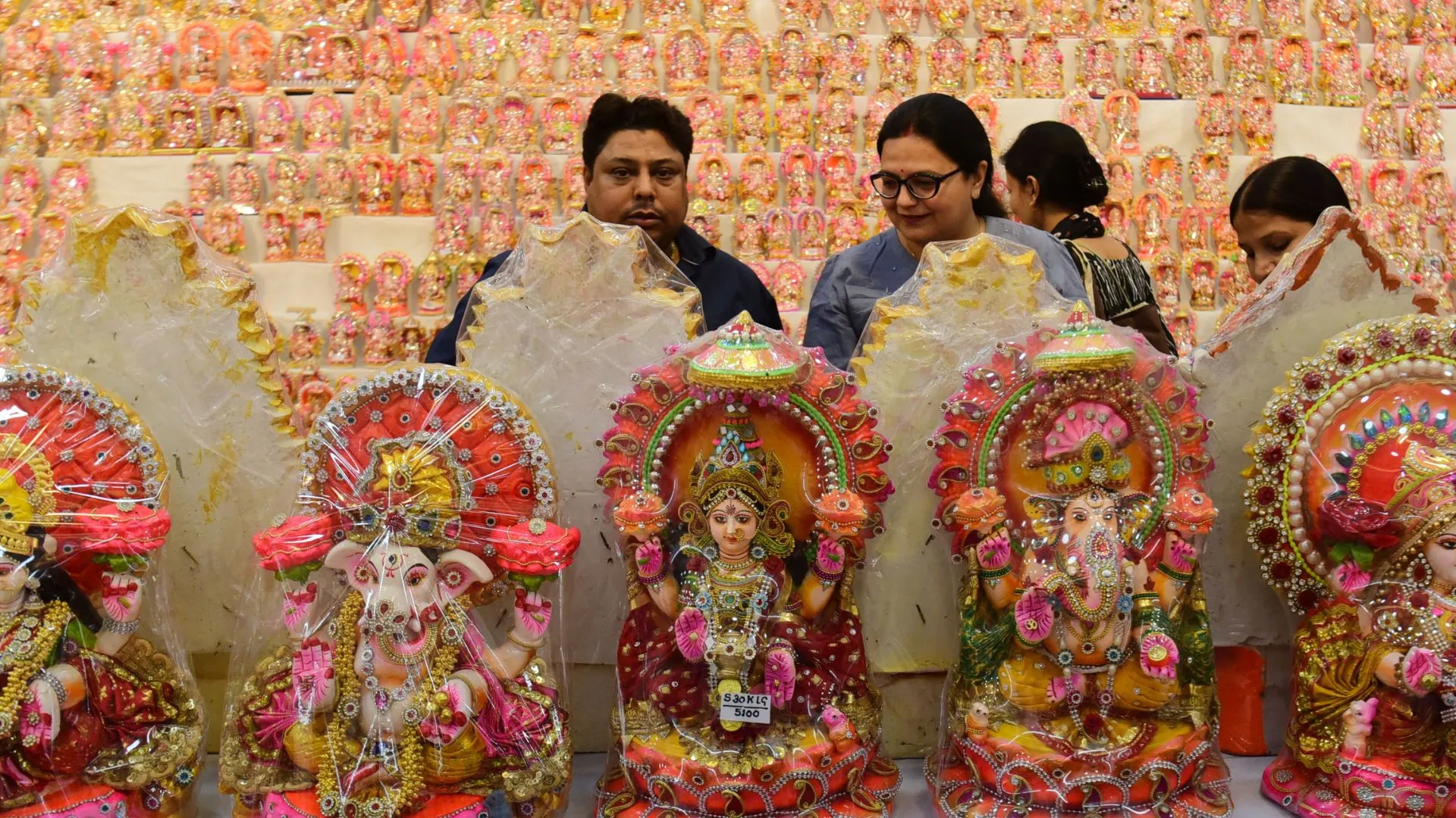 दीपावली:  गंगा की पवित्र मिट्टी से बनी मूर्तियां बन रहीं पहली पसंद, बंगाल से आई मूर्तियां लुभा रही राजधानी का बाजार