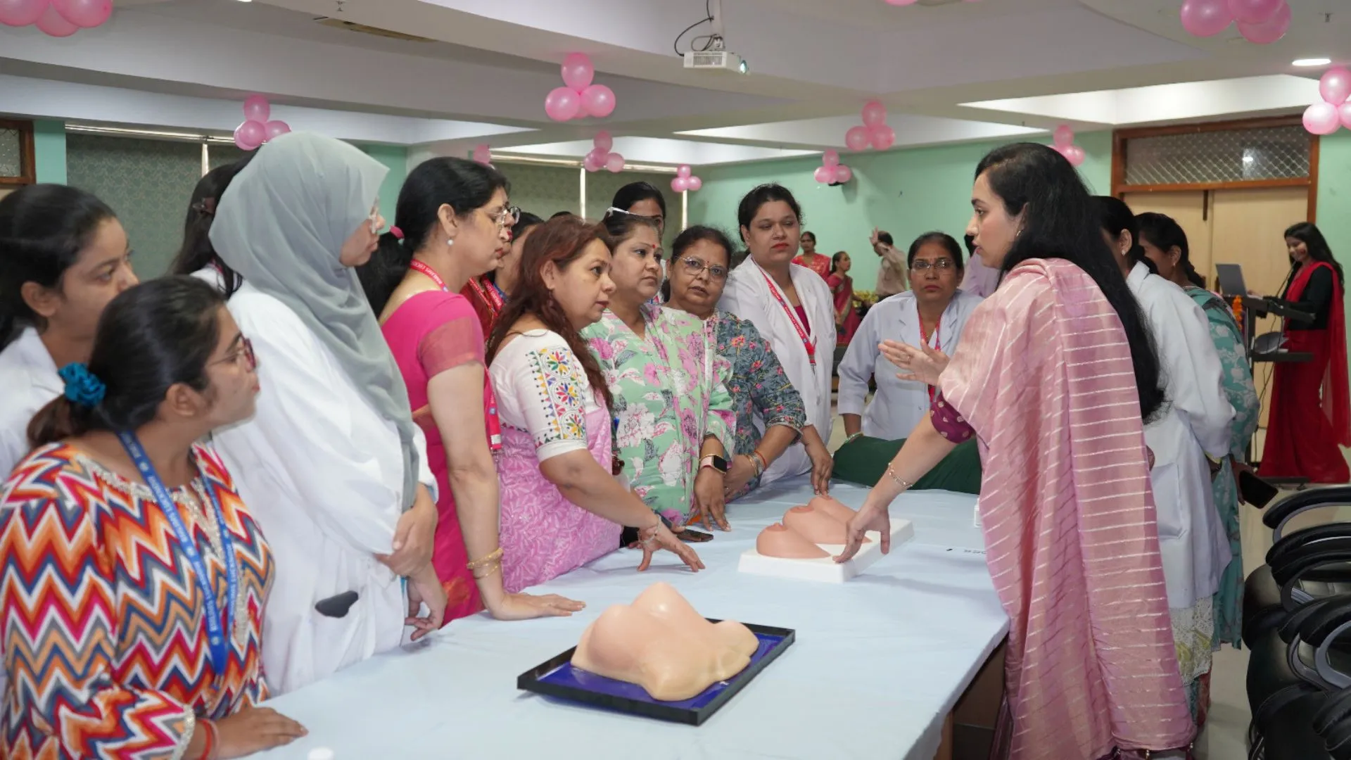 स्तन कैंसर से बचाव के लिए कराएं स्क्रीनिंग, लक्षण महसूस होते ही लेनी चाहिए डॉक्टर की सलाह 