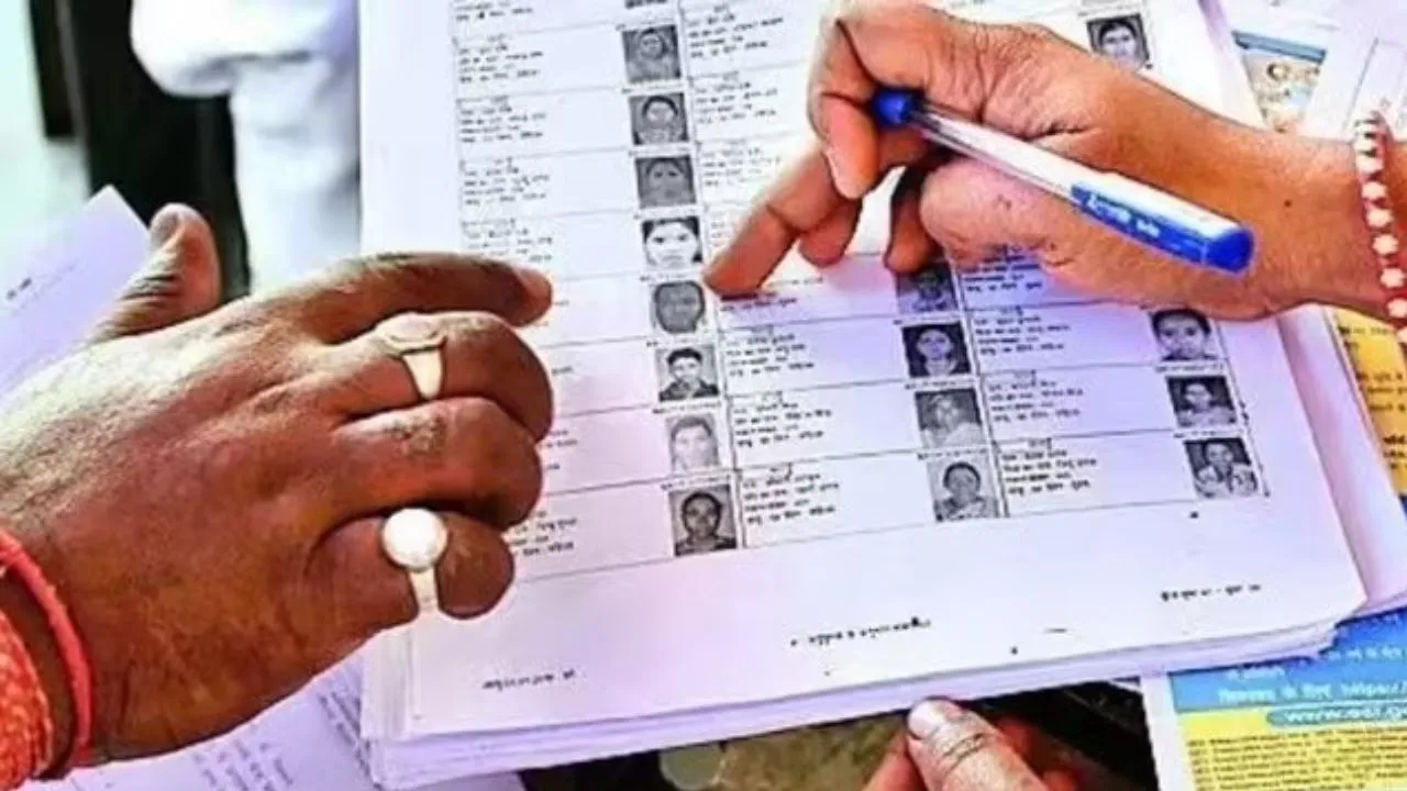 लखनऊ DM ने की SIR कार्यक्रम की घोषणा...  4 नवंबर से घर-घर जाएंगे BLO, मतदाताओं को बांटेंगे गणना प्रपत्र