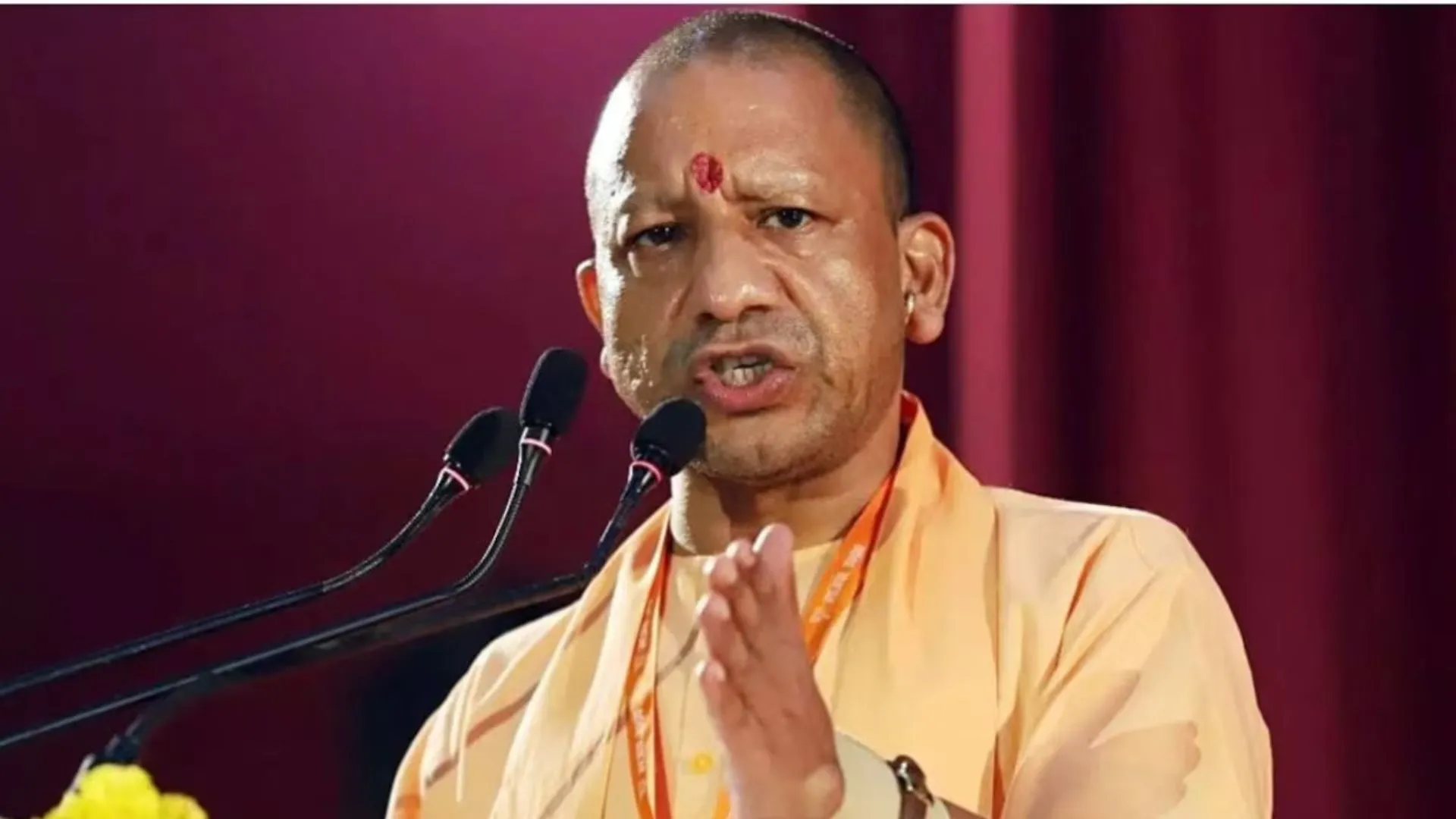   झांसी पहुंचे सीएम योगी... नेट-जीरो एग्जीबिशन सेंटर का करेगें उद्घाटन