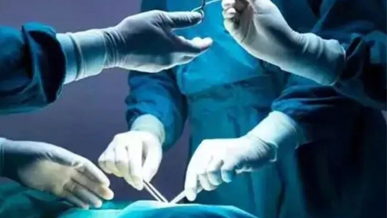  सरकारी अस्पताल के ऑपरेशन थिएटर में बुजुर्ग मरीज की गिरकर मौत: ICU में इलाज के दौरान आया हार्ट अटैक 