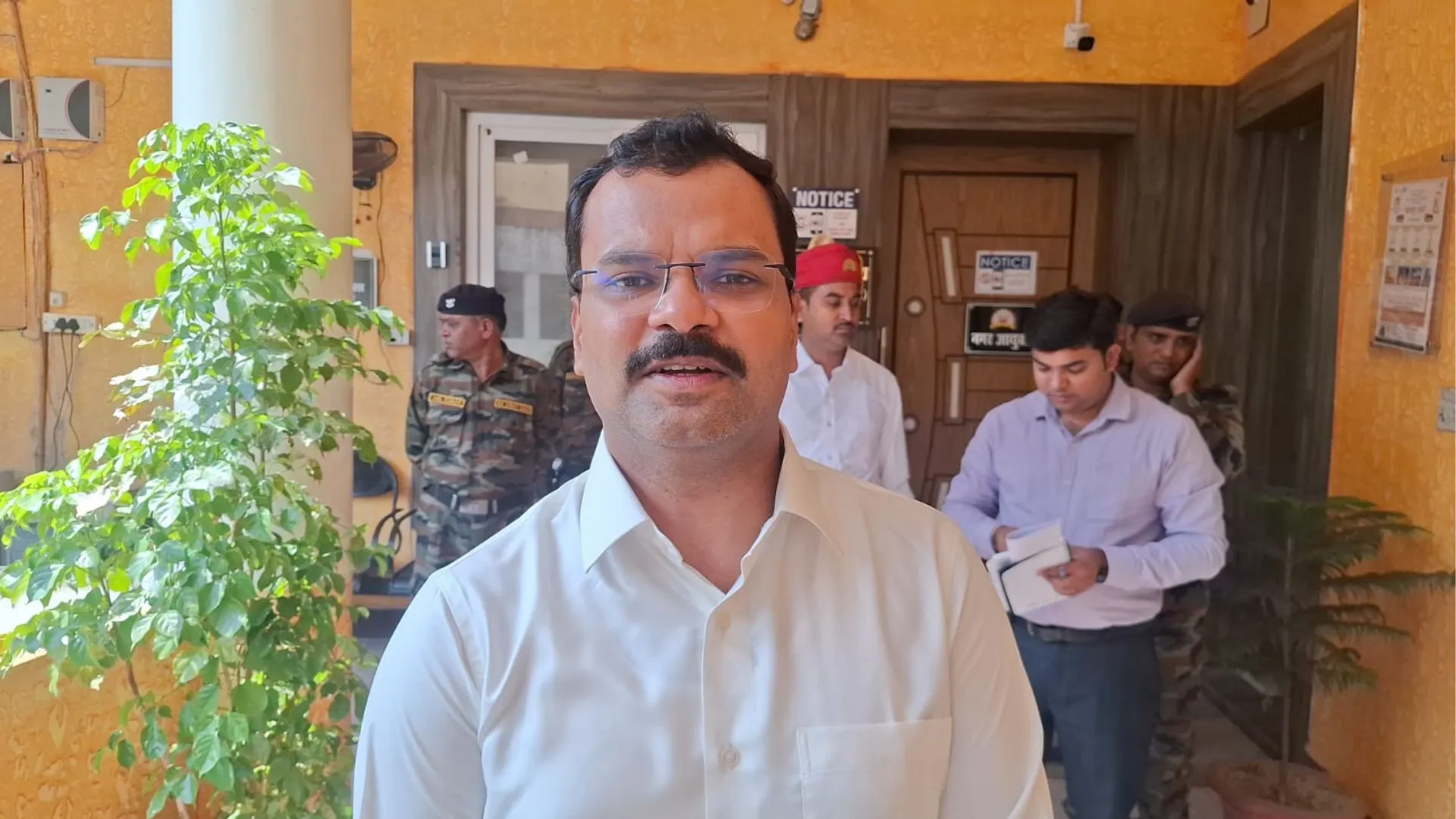 कानपुर: जीन्स-टीशर्ट और चप्पल पहनकर कार्यालय नहीं आ सकेंगे नगर निगम कर्मचारी, बैठक कर नगर आयुक्त ने दिए निर्देश