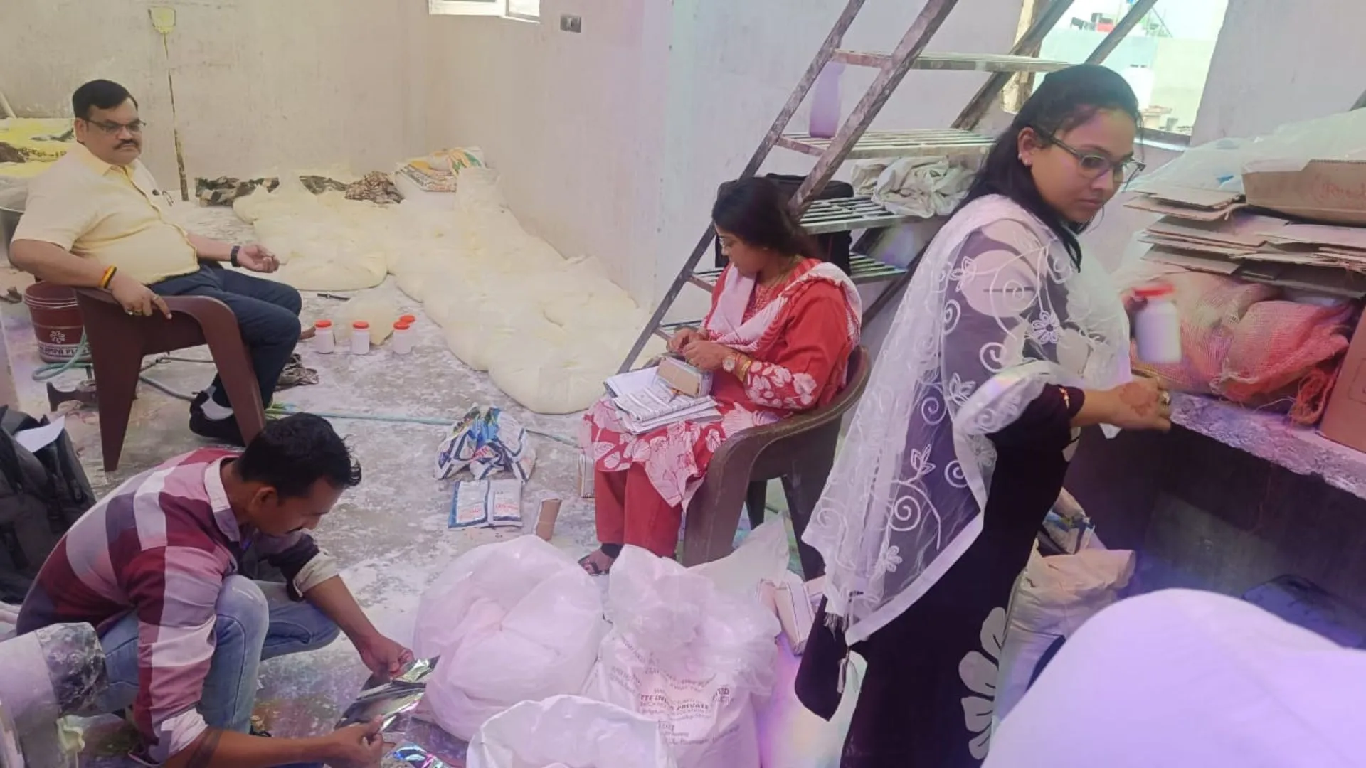 मिलावटखोरों पर शिकंजा:  802 किग्रा सिंथेटिक खोया फेंका, गड़बड़ी मिलने पर चार प्रतिष्ठानों को नोटिस, FIR दर्ज 