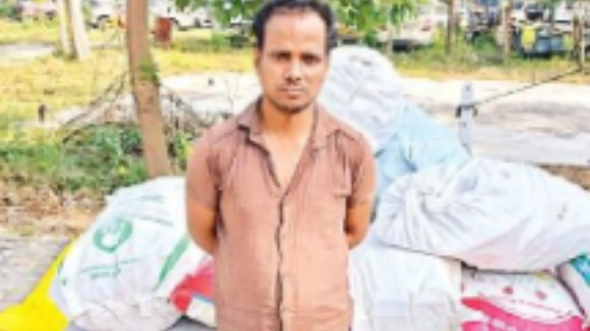 दिवाली से पहले पुलिस का बड़ा एक्शन: बिना लाइसेंस के किया अवैध पटाखों का भंडारण, 12 कुंतल बरामद
