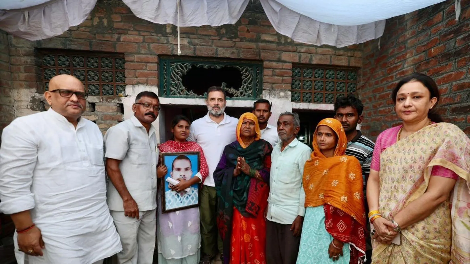  'पहले मिलने से किया इनकार, फिर मुलाकात के बाद फफक पड़ा हरिओम का परिवार' ...परिजनों से मिलकर बोले राहुल गांधी, घटना ने पूरे देश को झकझोर दिया 