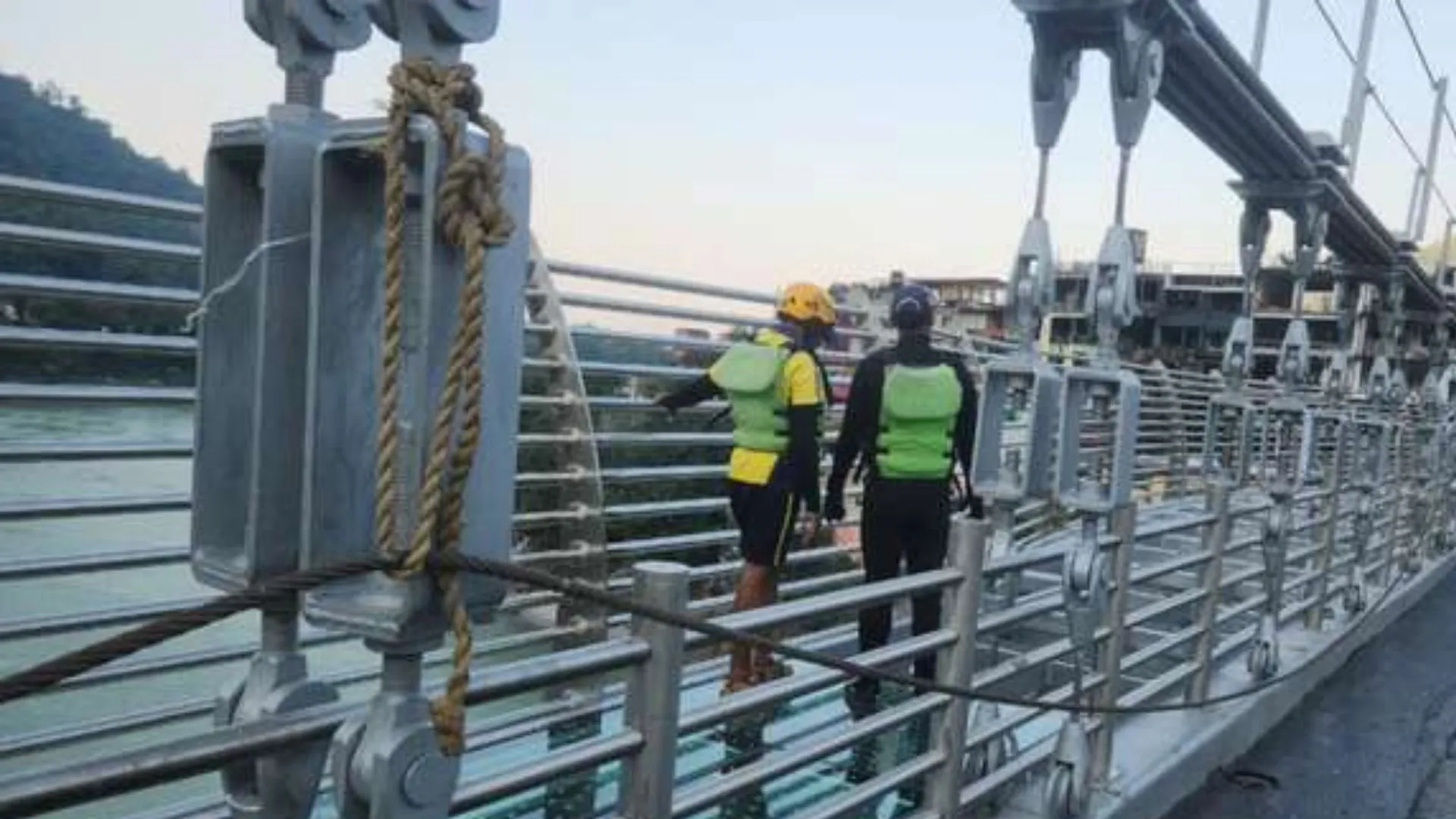 ऋषिकेश में बड़ा हादसा: बजरंग पुल का कांच का फर्श टूटने से गंगा में लापता हुआ युवक, SDRF की छानबीन जारी