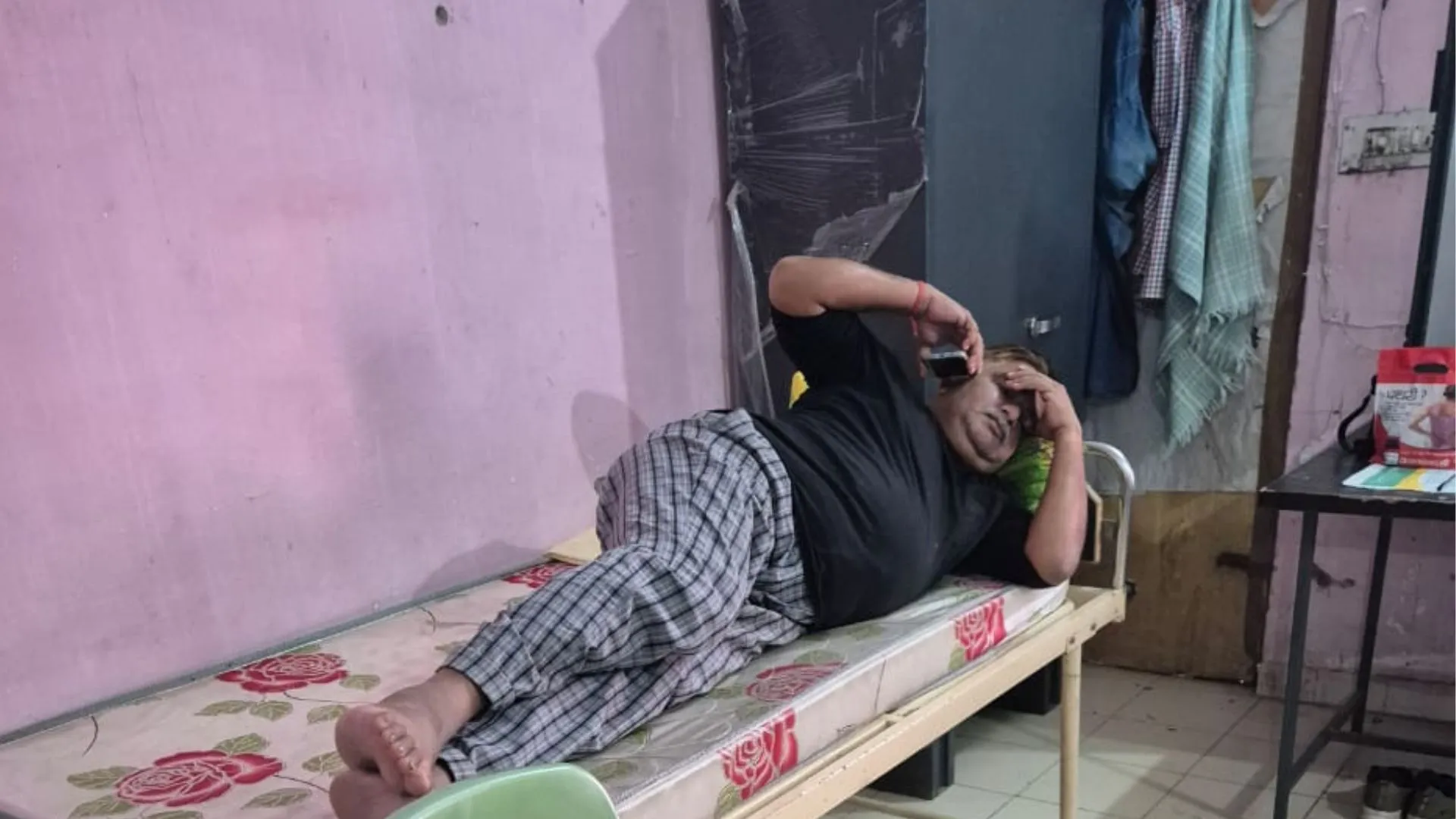 बाराबंकी सीएचसी में बड़ी लापरवाही:  इमरजेंसी में वार्ड बॉय करता मिला इलाज, आराम फरमा रहे डाक्टर