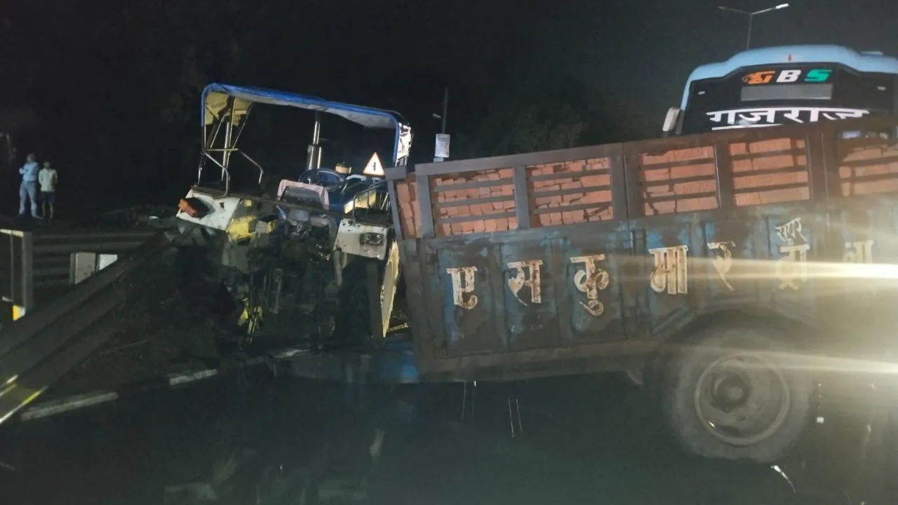 लखनऊ अयोध्या NH27 पर भीषण सड़क हादसा: डबल डेकर की टक्कर से कार के उड़े परखच्चे, बाल बाल बची कार चालक की जान 