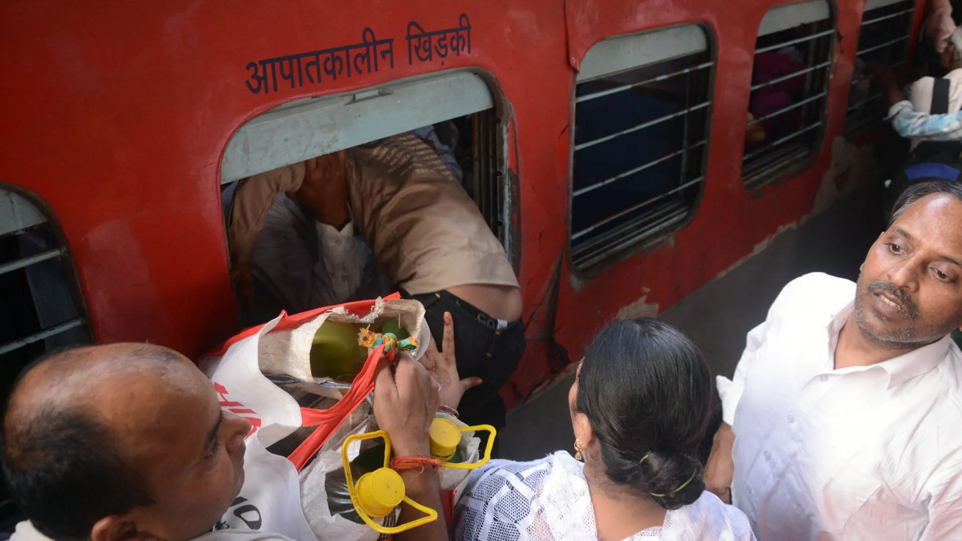 दीपावली छुट्टियां खत्म होते ही काम पर वापस लौटने लगे लोग...  रेलवे और बस अड्डों पर यात्रियों की भारी भीड़, प्रशासन के कड़े निर्देश 