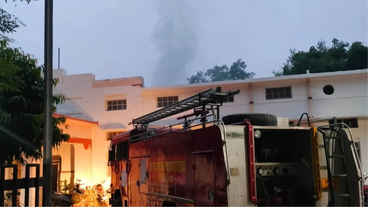 लखनऊ में रेलवे अस्पताल में आग... Firefighters ने 22 मरीजों को किया रेस्क्यू, 2 घंटे की मशक्कत के बाद पाया काबू 