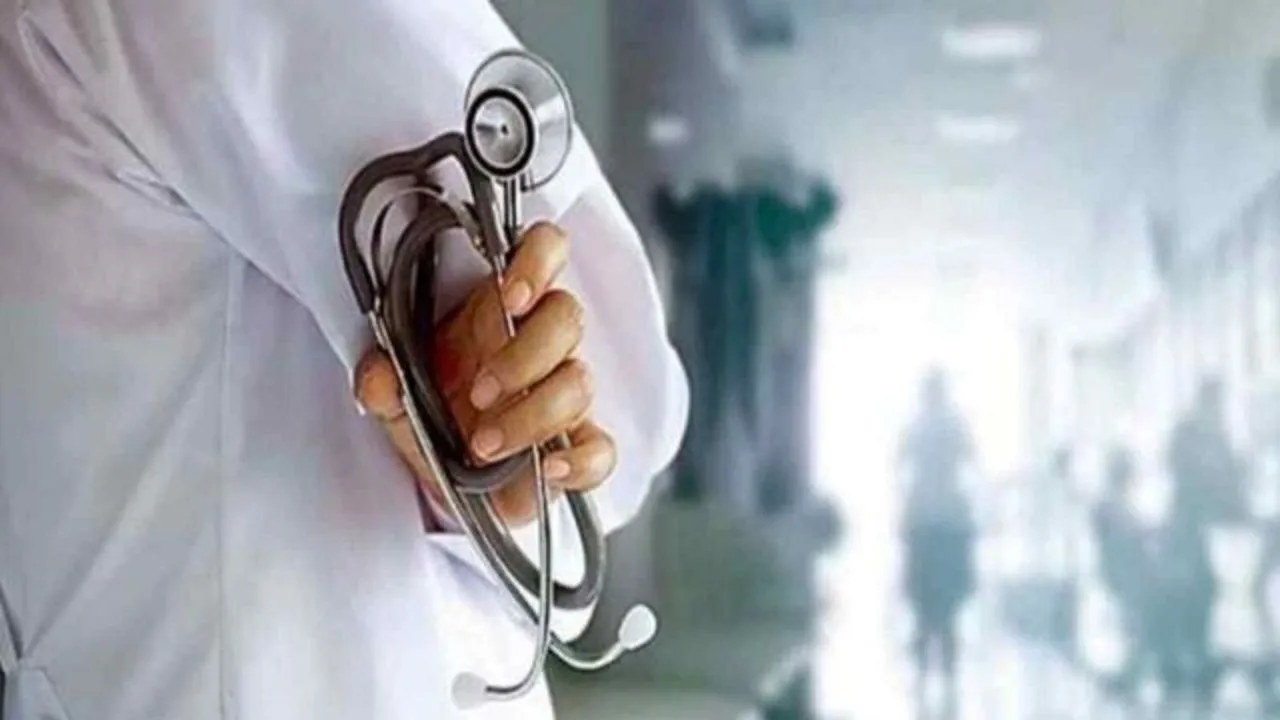  समय से इलाज न मिलने से गई मासूम की जान...परिजनों ने डॉक्टरों पर लगाया लापरवाही का आरोप, बच्चे को थी निमोनिया की शिकायत 