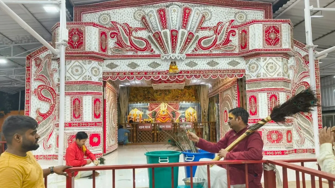 खाटू श्याम जन्मोत्सव : 10 क्विंटल सीप और शंख से सज रहा श्याम बाबा का दरबार, भव्य रूप देने में जुटे कोलकाता के  कलाकार