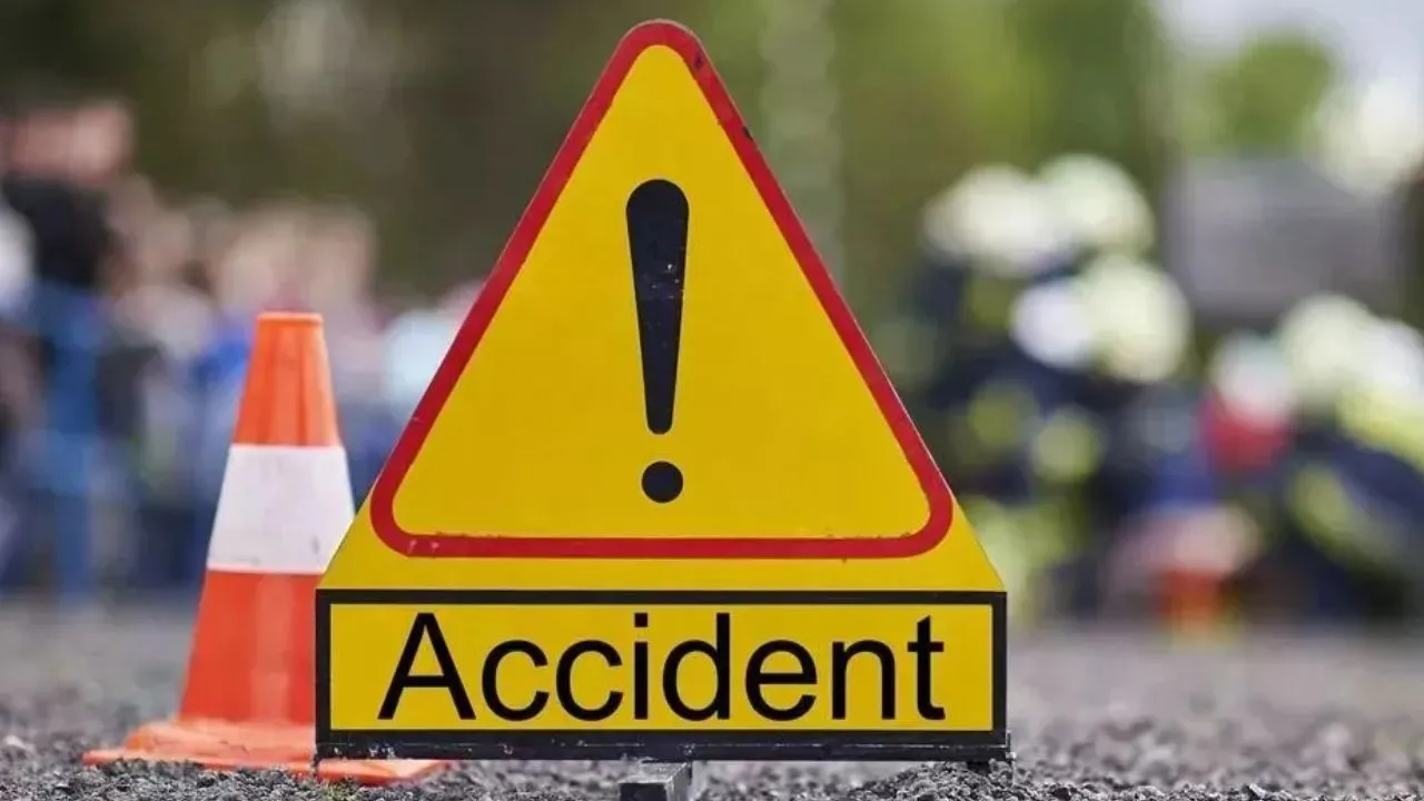 गोरखपुर-लखनऊ हाईवे पर पलटी पर्यटकों से भरी निजी बस, 10 श्रद्धालु घायल ; राजस्थान से अयोध्या आ रही थी  निजी बस 