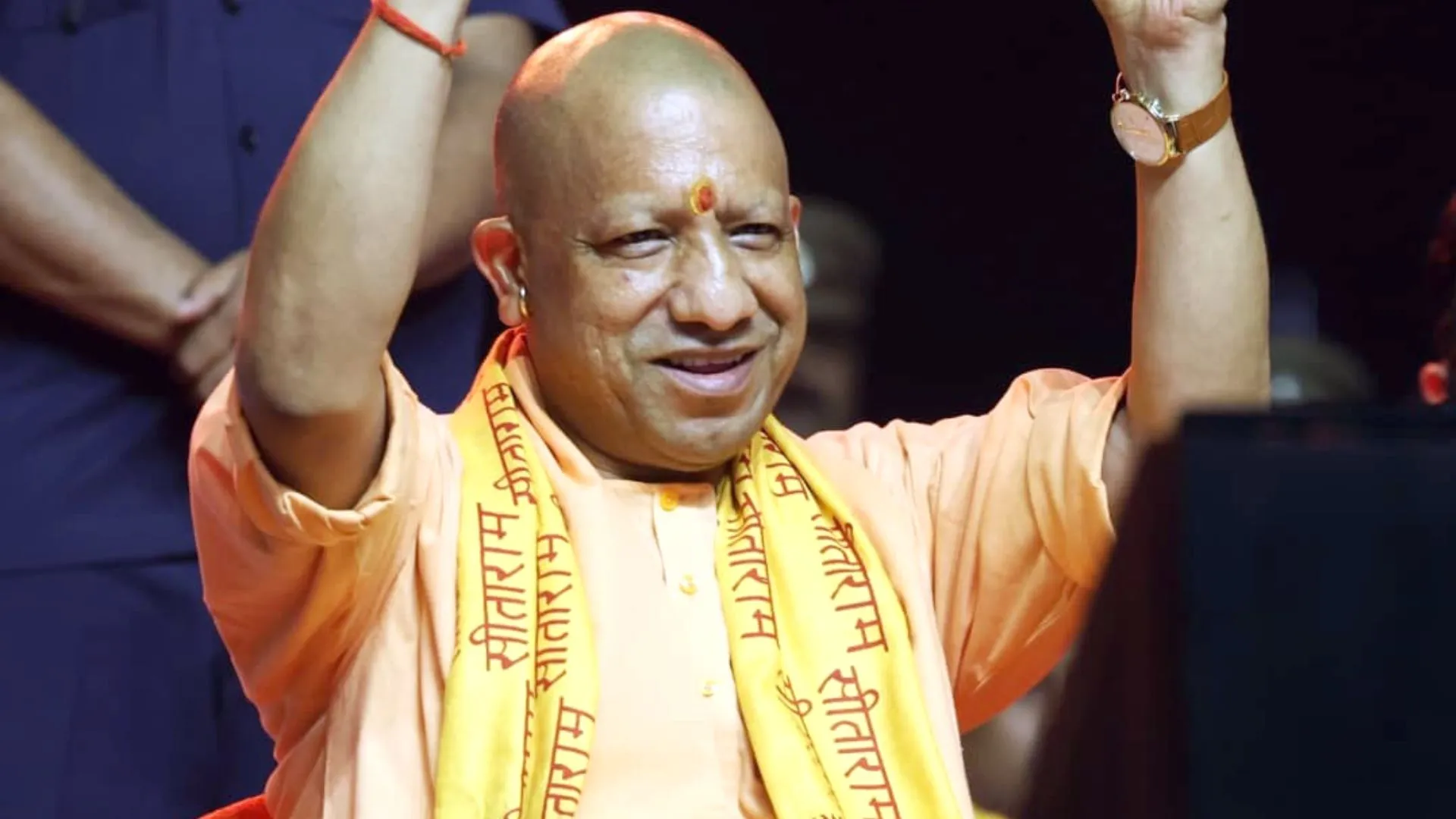 सीएम योगी बोले - दिवाली पर उनकी मदद कीजिये, जो नहीं खरीद सकते दीये और मिठाई 