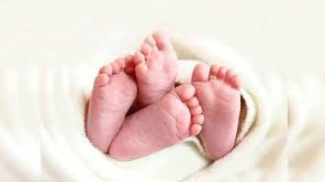 लखनऊ :  स्टेशन पर महिला ने जुड़वां बच्चों को दिया जन्म, हेल्पलाइन 139 पर सूचना मिलते ही तैयार थी टीम