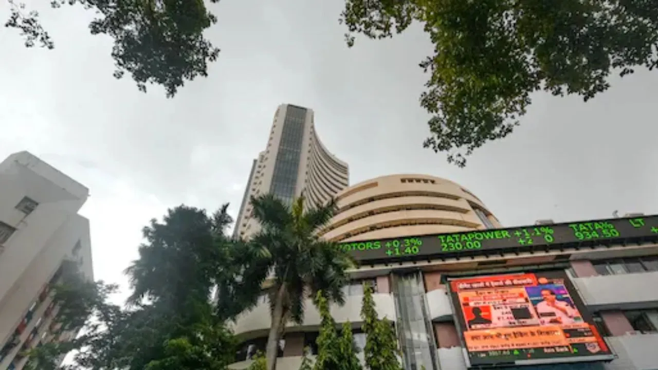  Stock Market Today: ग्लोबल मार्केट्स में तेजी के बीच कारोबार में बढ़त दर्ज, हरे निशान पर खुले सेंसेक्स-निफ्टी 