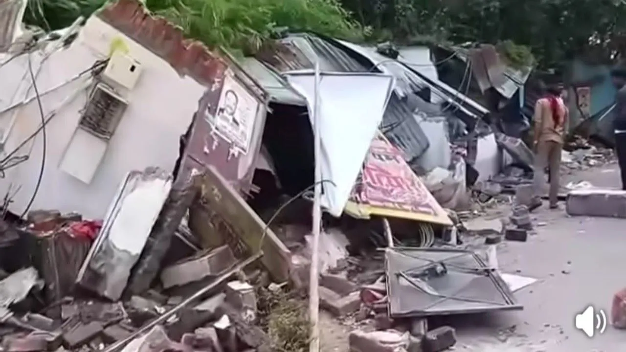 लखनऊ में वकीलों के चेंबर पर चला बुलडोजर, अतिक्रमण के खिलाफ नगर निगम ने की कार्रवाई