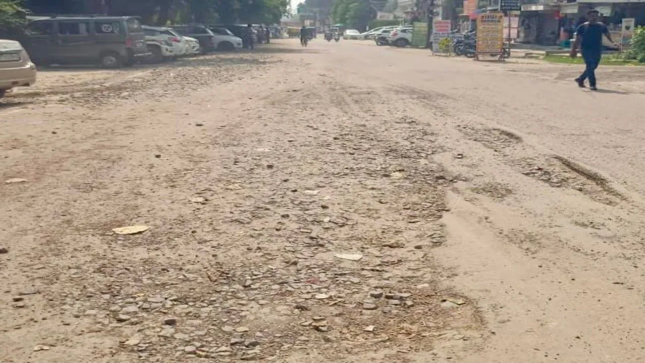 कानपुर : खोदाई के बाद नहीं बनी सड़क, हादसे हर रोज 