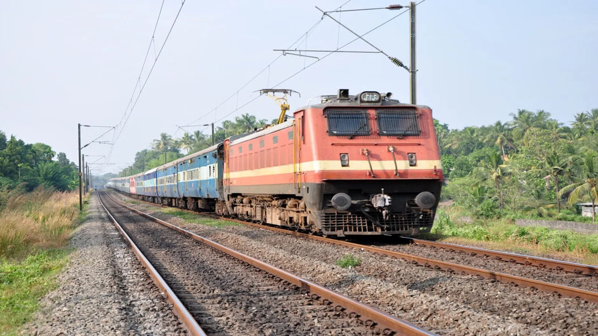 कोहरे का कहर : बैलगाड़ी की तरह रेंग रही ट्रेनें, 100 से अधिक रेल गाडियां हुईं लेट