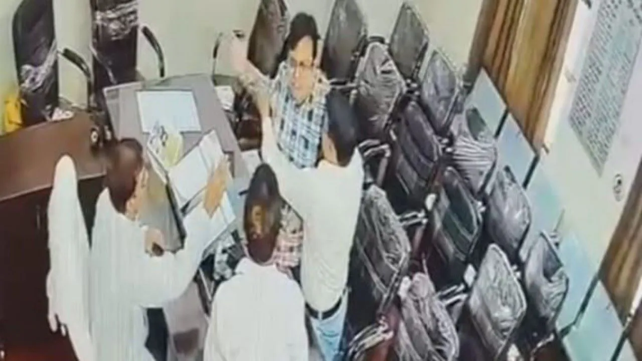 तू-तड़ाक के बाद ताना थप्पड़, मन नहीं भरा तो डॉक्टर ने निकाला जूता