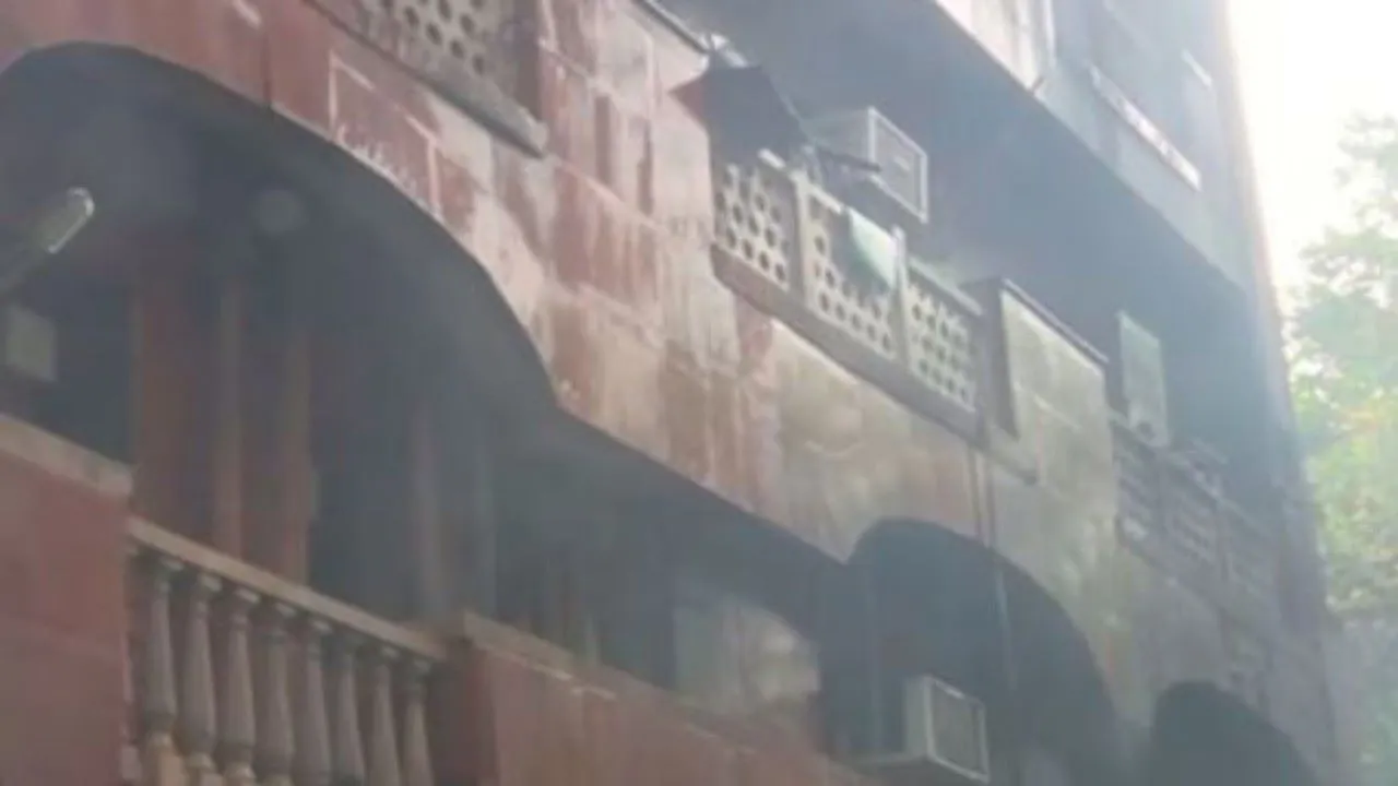 दिल्ली : अपार्टमेंट के परिसर में लगी भीषण आग, पीएम मोदी ने किया था इमारत का उद्घाटन