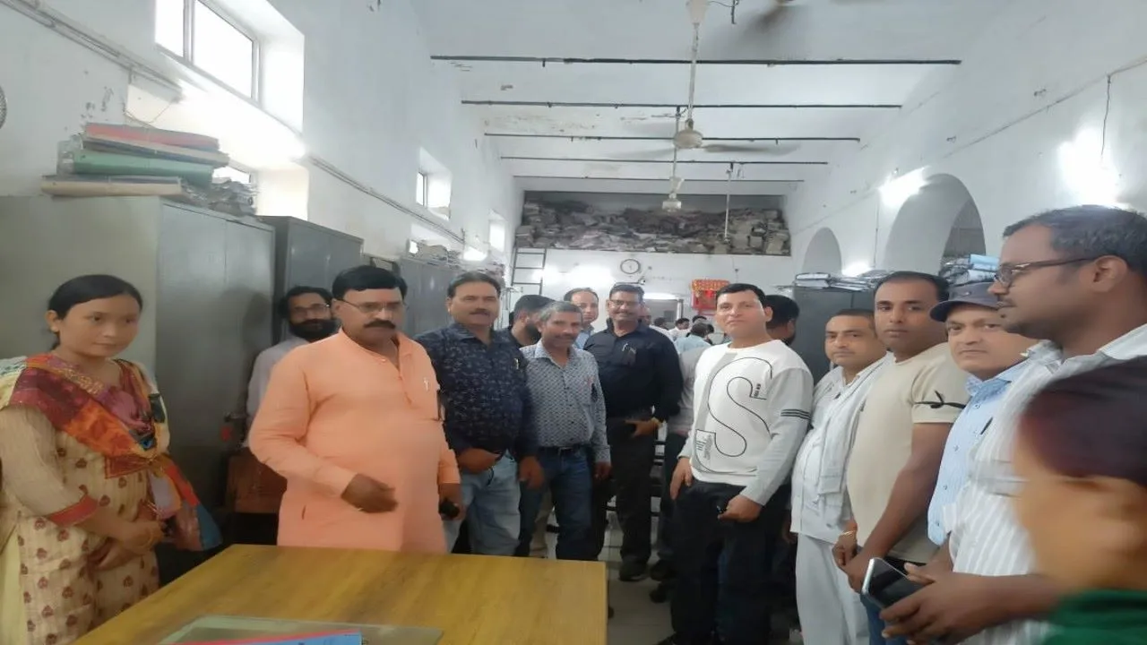 लखनऊ : काला फीता बांध कर्मचारियों ने शुरू किया काम