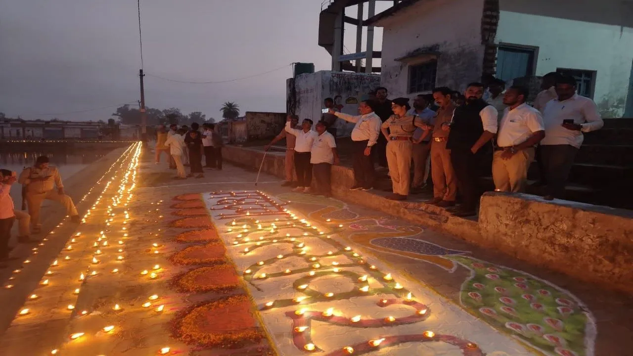 बाराबंकी : 51 सौ दीपों से रोशन हुआ शिवधाम, सेल्फी पॉइंट बना आकर्षण का केंद्र