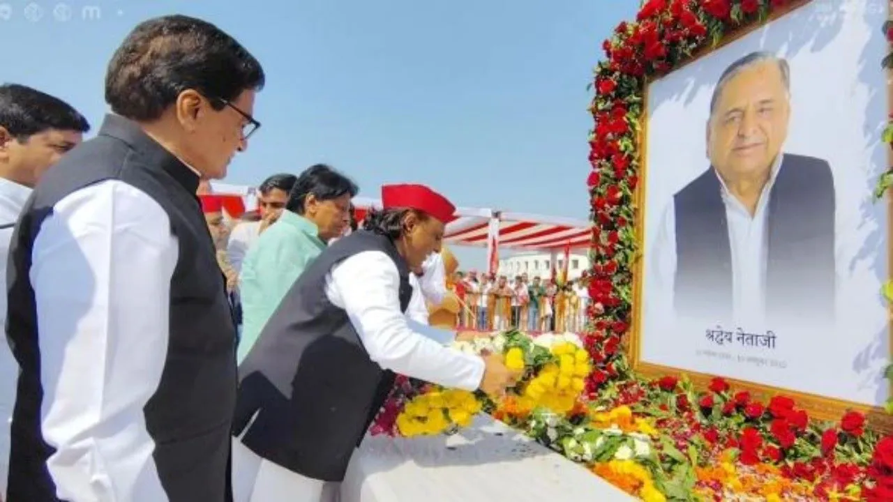  मुलायम सिंह की पुण्यतिथि पर अखिलेश ने दी श्रद्धांजलि,समाधि स्थल पर लगा चाहने वालों का तांता