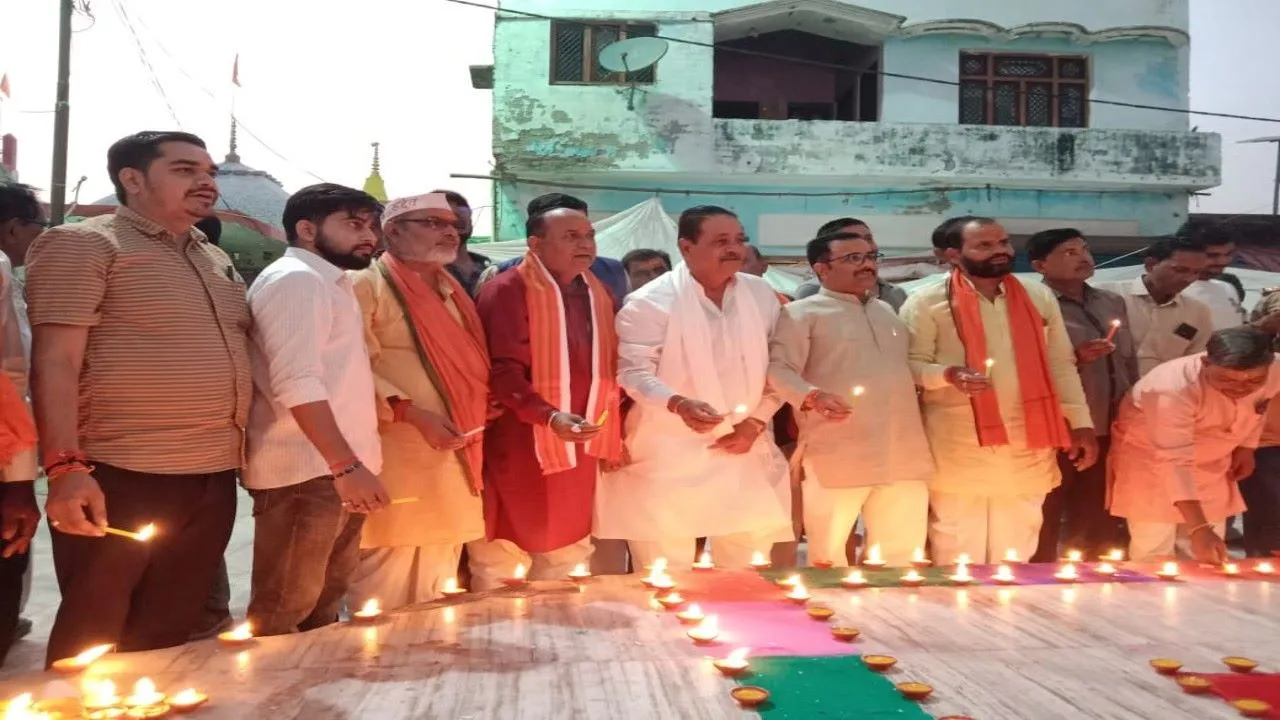 बाराबंकी :  दीपों की जगमगाहट से अलौकिक हुआ महादेवा मंदिर