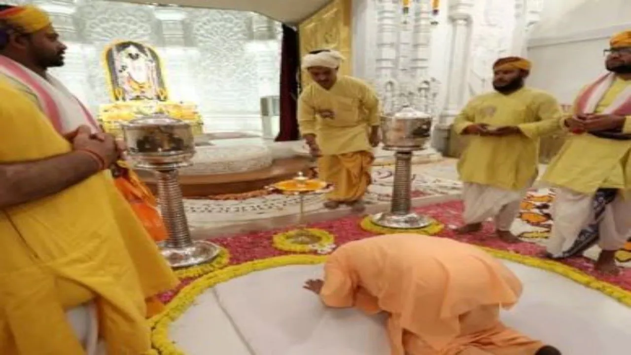  भगवान राम की सीएम योगी ने की पूजा-अर्चना