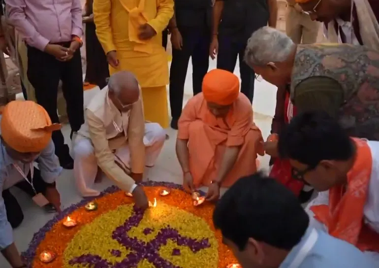  राम की पैड़ी पर CM योगी ने की मां सरयू की आरती : 28 लाख दीपों से जगमग हुई रामनगरी, अयोध्या के नाम दर्ज हुआ एक और कीर्तिमान 