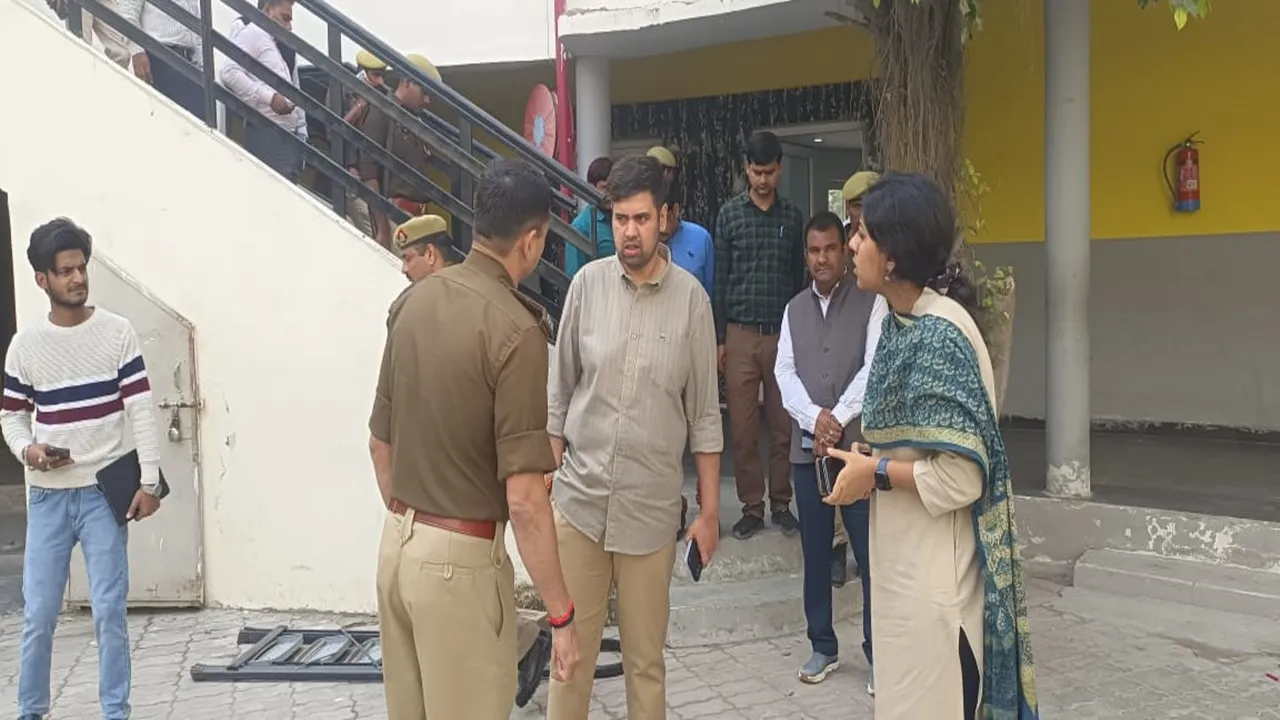 हरदोई : संडीला के स्कूल में अज्ञात गैस रिसाव से हड़कंप, कई बच्चों की बिगड़ी हालत, चक्कर खाकर जमीन पर गिरे