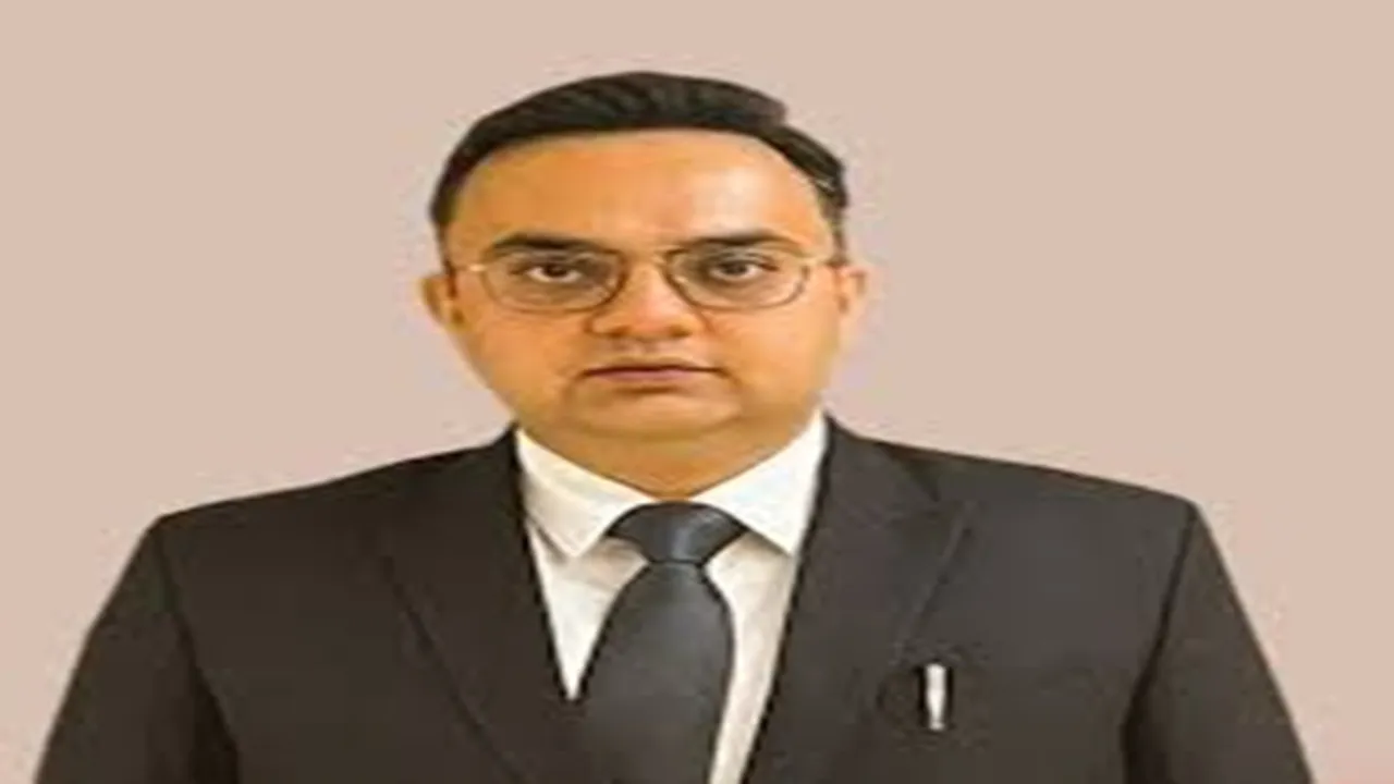 बहराइच डीएम ने धान खरीद प्रक्रिया का लिया जायजा, पंचायत चुनाव के लिए बनाये गए स्ट्रांग रूम का किया निरीक्षण 