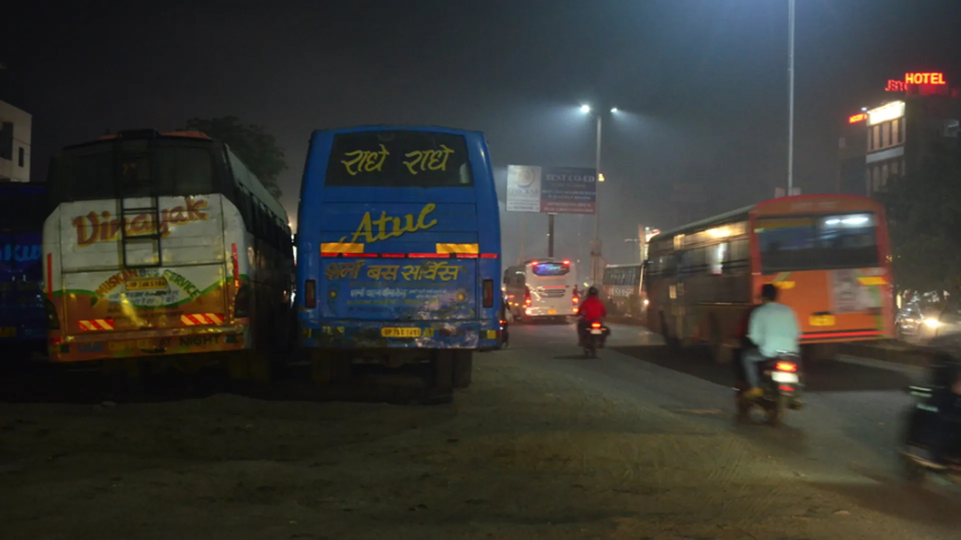 बरेली : कोहरे में रहें सावधान, सड़क किनारे खड़े हैं यमदूत